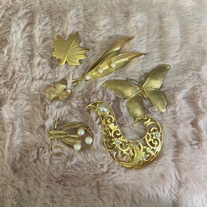 set of 9 vintage brooches